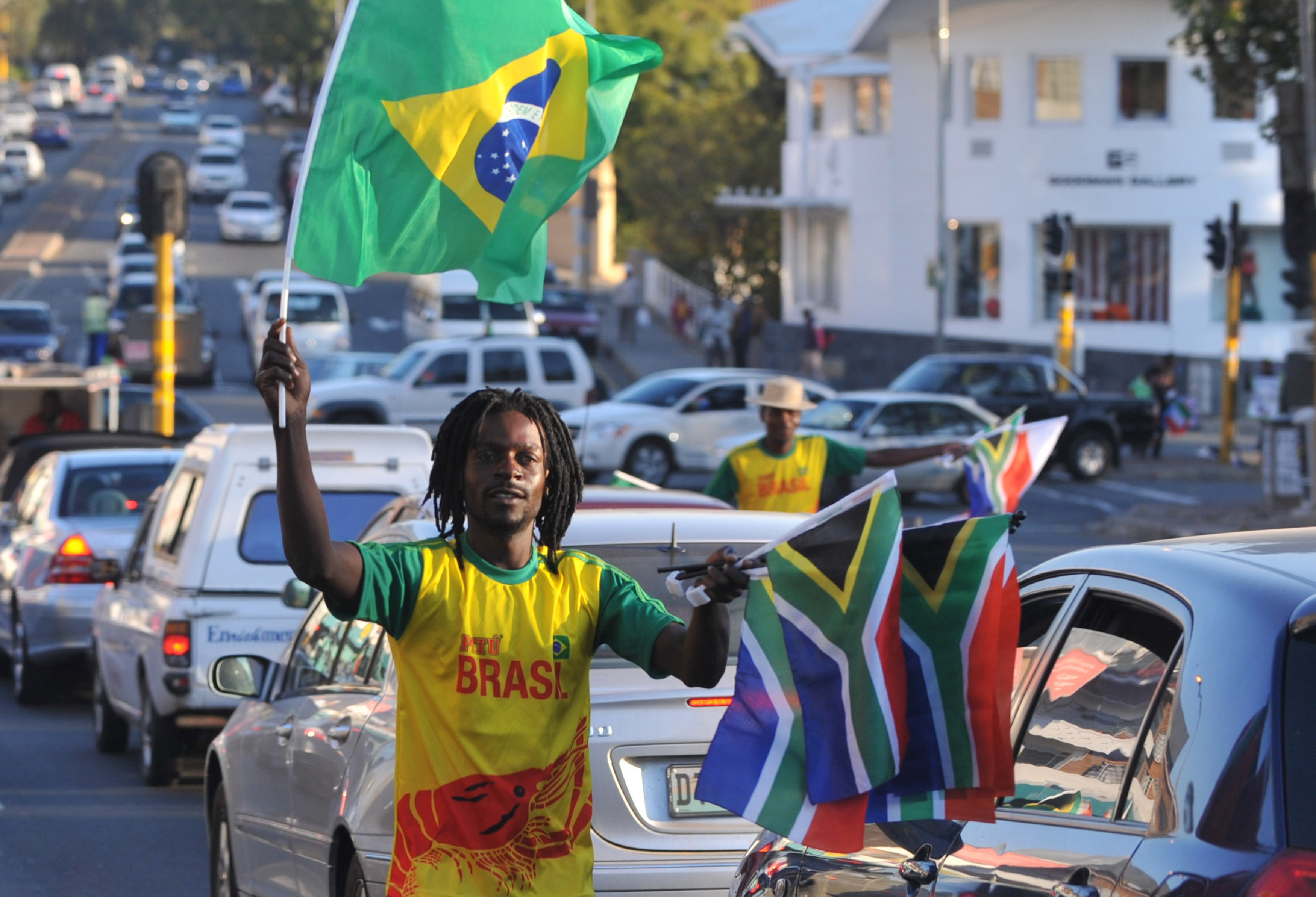Street_vendors_selling_flags_in_Johannesburg_during_World_Cup_2010-06-18_2